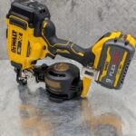 dewalt cloueuse a toiture dcn45rn 20v brushless pret argent (1)