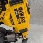 dewalt cloueuse a toiture dcn45rn 20v brushless pret argent (11)