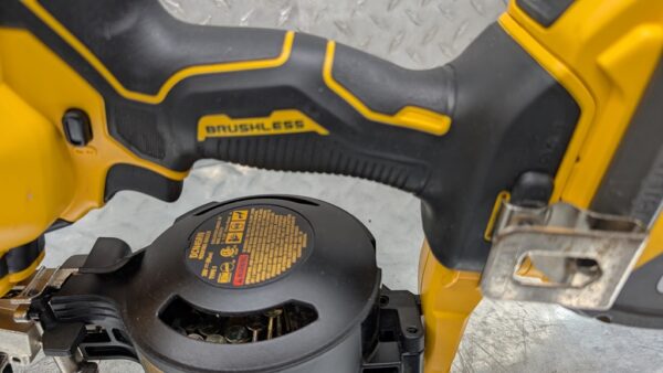 dewalt cloueuse a toiture dcn45rn 20v brushless pret argent (12)