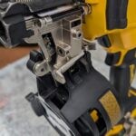 dewalt cloueuse a toiture dcn45rn 20v brushless pret argent (5)