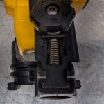 dewalt cloueuse a toiture dcn45rn 20v brushless pret argent (6)