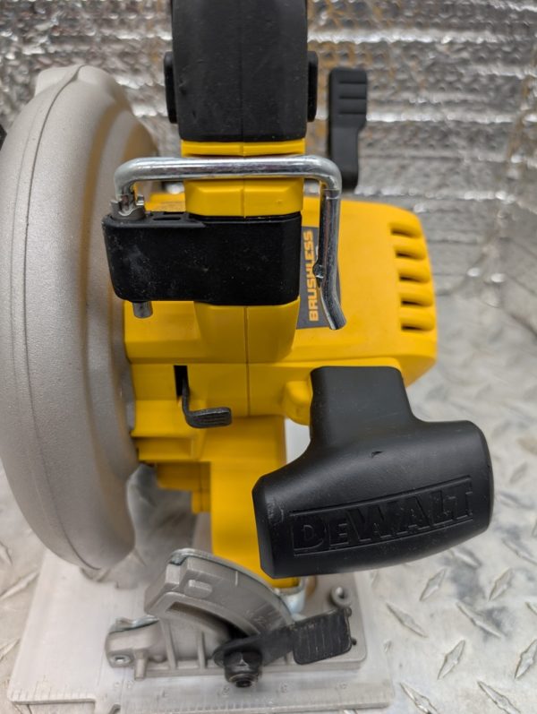 dewalt dcs570 scie circulaire saw flexvolt pret argent (1)