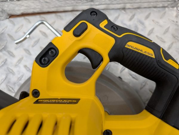 dewalt dcs570 scie circulaire saw flexvolt pret argent (11)