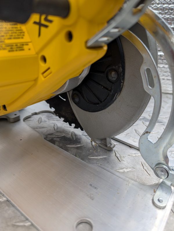 dewalt dcs570 scie circulaire saw flexvolt pret argent (13)