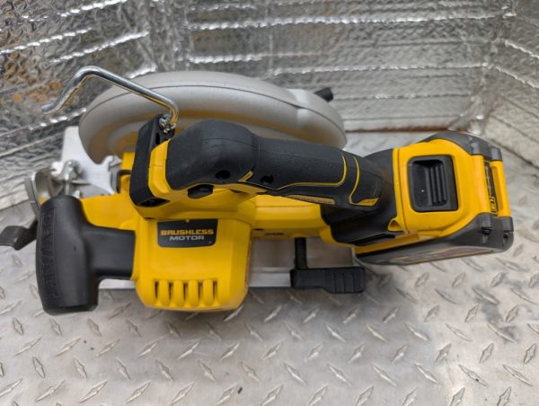 dewalt dcs570 scie circulaire saw flexvolt pret argent (3)