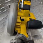 dewalt dcs570 scie circulaire saw flexvolt pret argent (6)