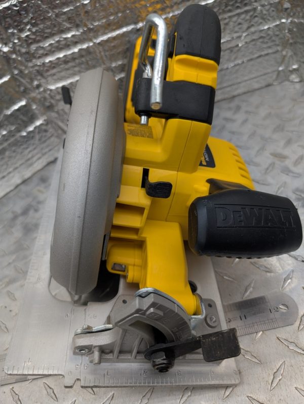 dewalt dcs570 scie circulaire saw flexvolt pret argent (6)