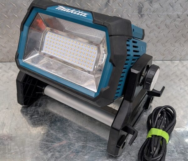 makita dml809 lumiere de chantier 14.4 18v double pret argent (1)