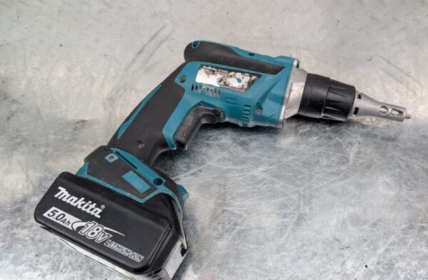 makita dry wall dfs452 brushless lxt 18v pret argent (1)