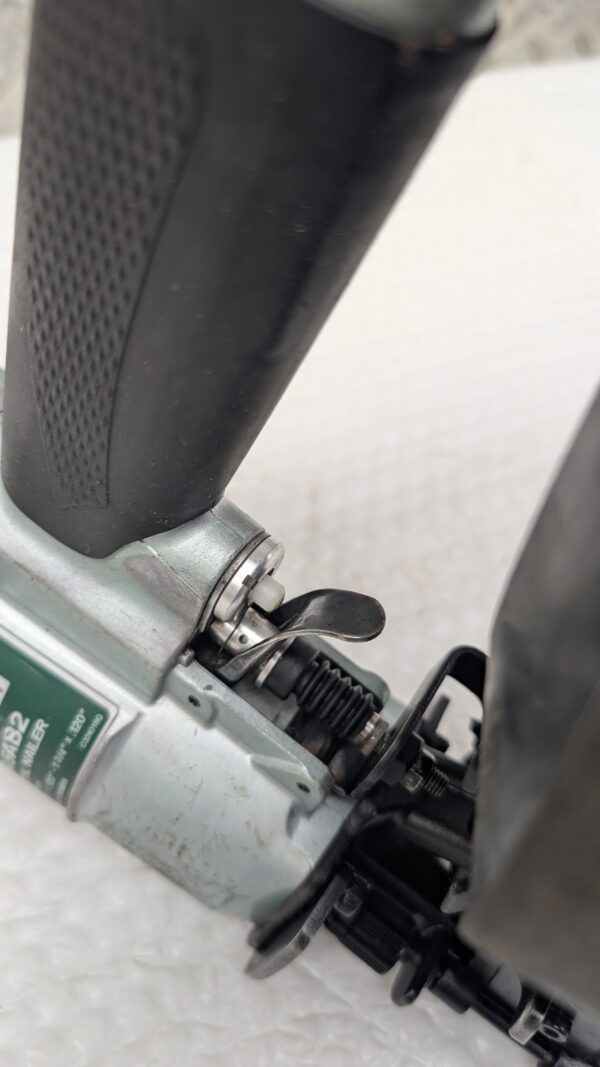 metabo hpt nv 45ab2 cloueuse toiture coil nailer pret argent (2)