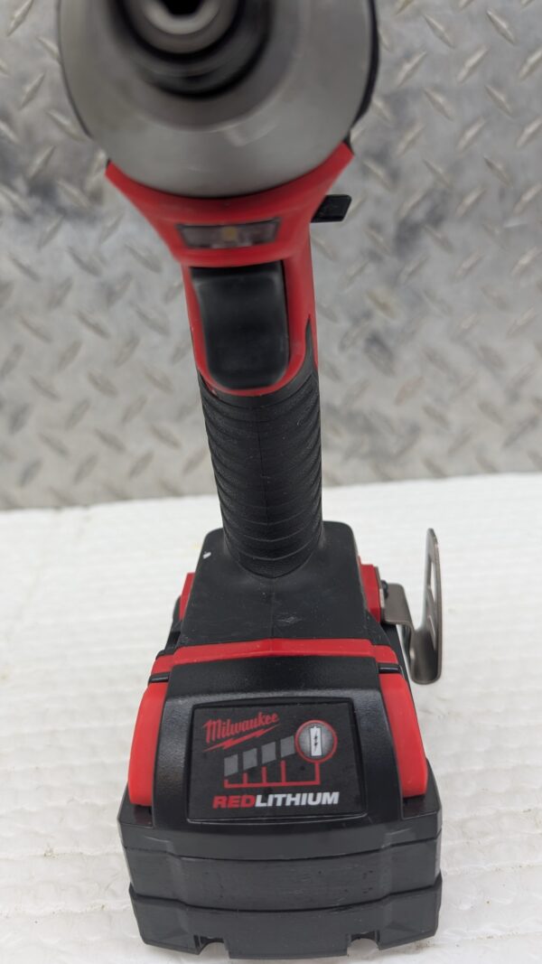 milwaukee fuel m18 impact drive 2656 20 pret argent (3)
