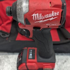 milwaukee impact driver visseuse 2853 20 fuel m18 20v cordless pret argent (1)
