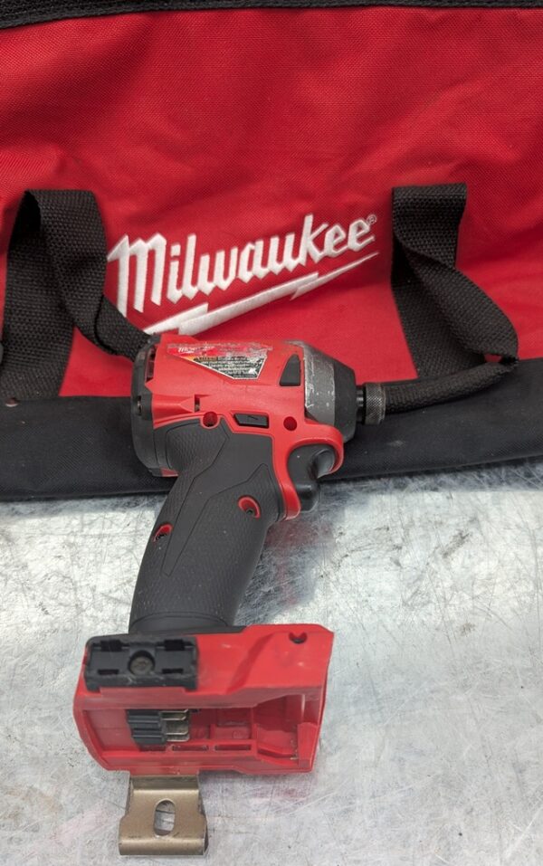 milwaukee impact driver visseuse 2853 20 fuel m18 20v cordless pret argent (2)